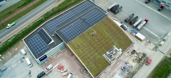 Zonnepanelen op autobedrijf