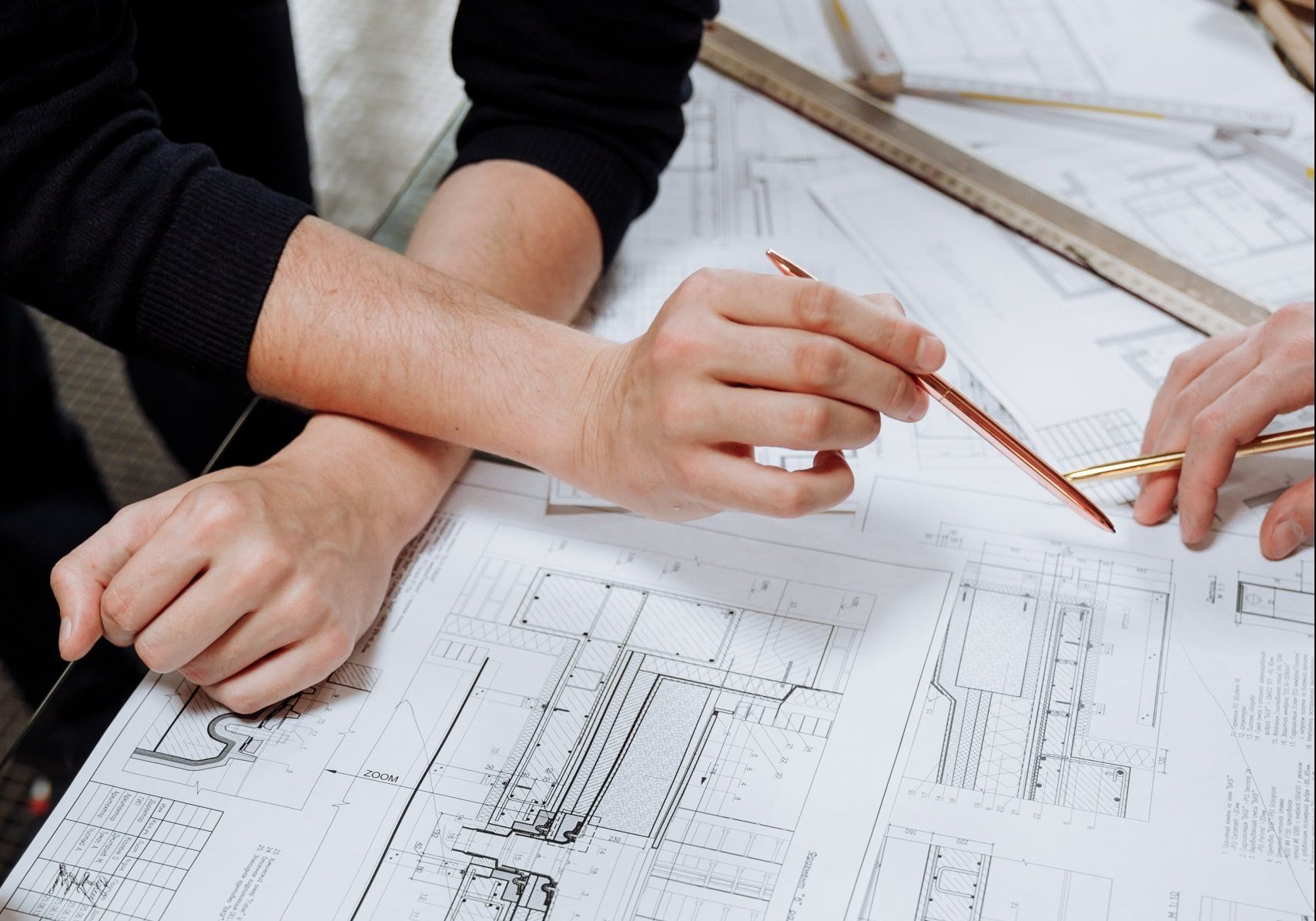 mensen bekijken een bouwtekening