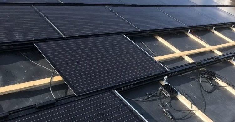 zonnepanelen als dakbedekking deels gelegd op dakconstructie