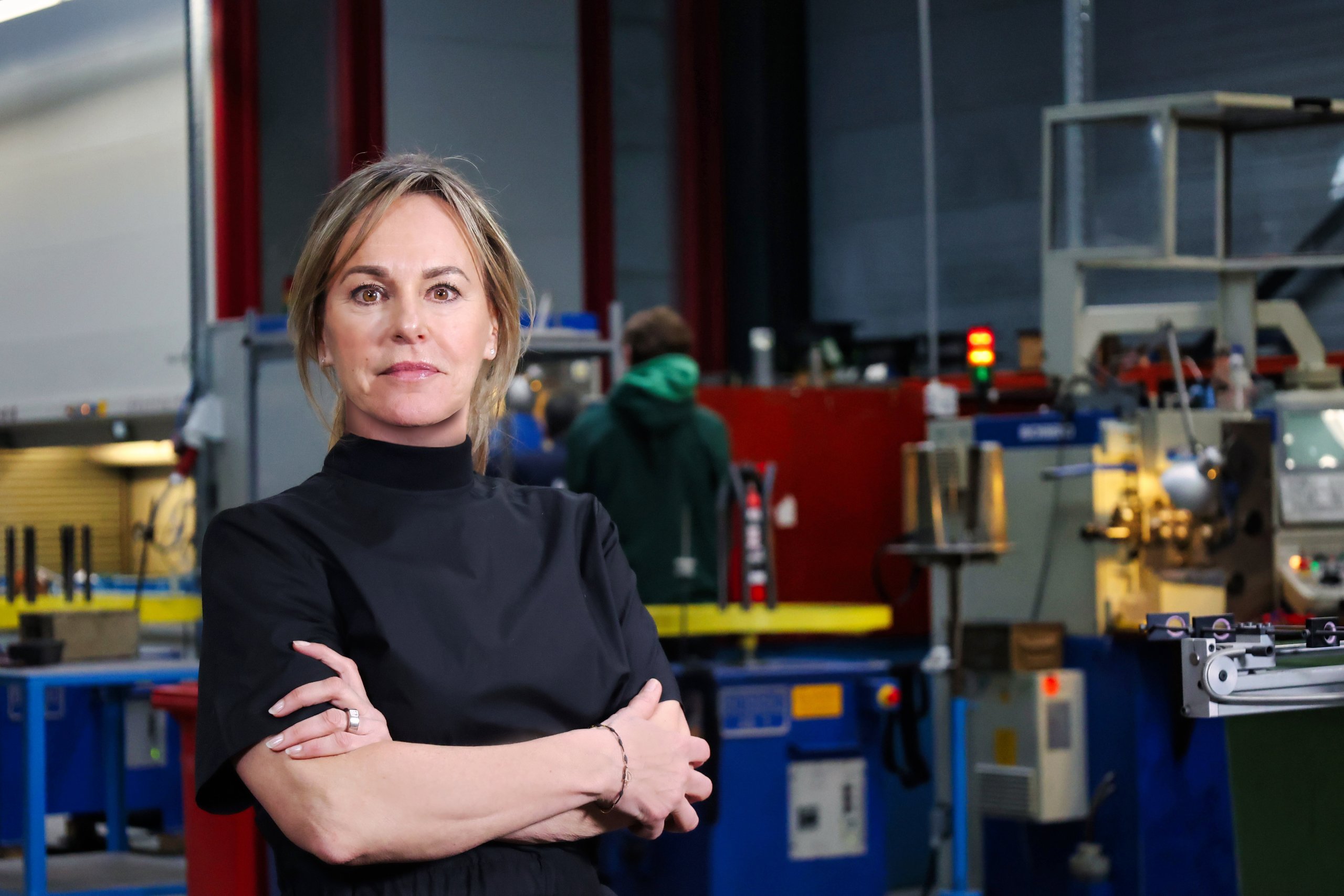 Foto van Directeur van Amatec - Debby staat met haar handen over elkaar