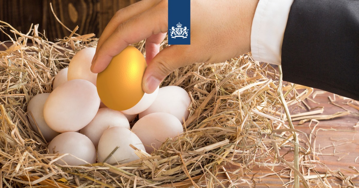 Foto van nest met witte eieren en 1 gouden ei